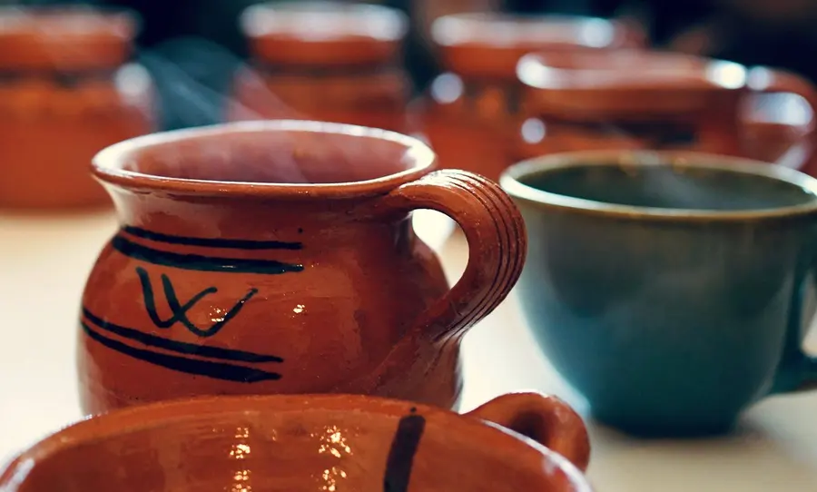 Jarritos de barro con café de olla