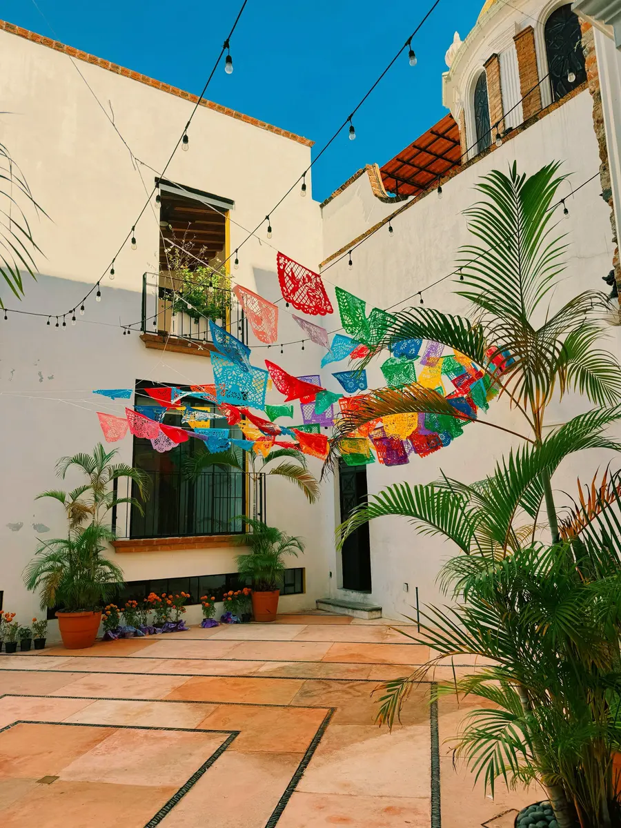 Patio de la casona con papel picado de colores
