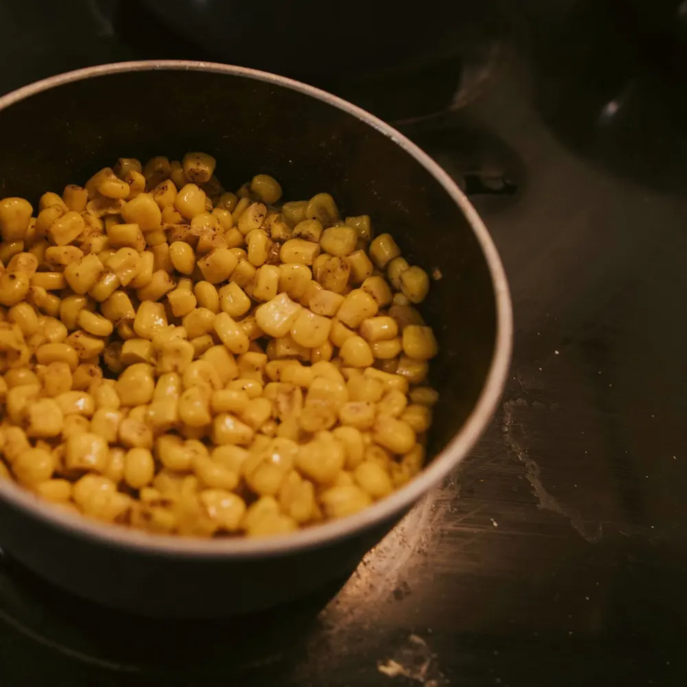 Olla con granos de maíz cociéndose