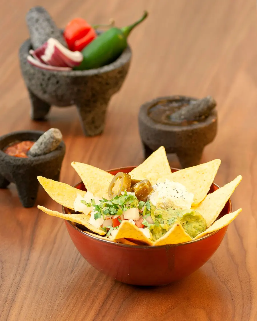 Molcajetes de piedra con salsas y totopos