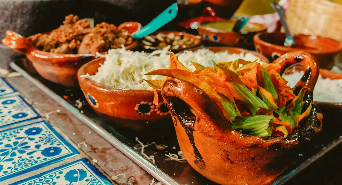 Cazuelas de barro con guisos listos para una taquiza
