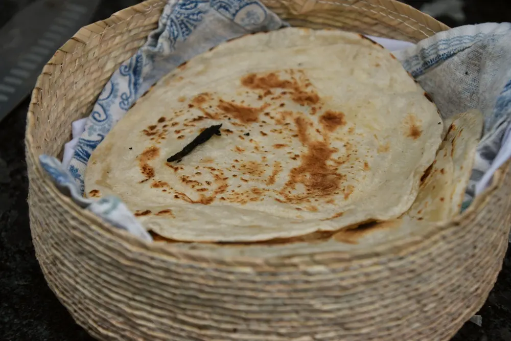 Tortillas recién hechas en un tortillero de palma